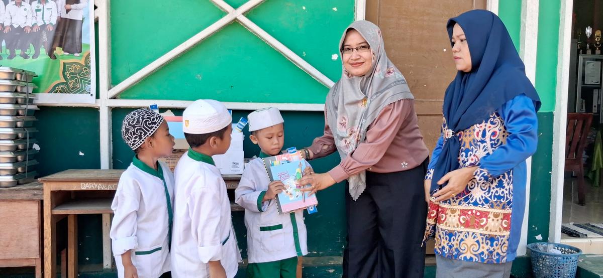 Hj Masliana Bantu Perangkat Belajar Murid Baru MI Raudlatul Mutaalimin