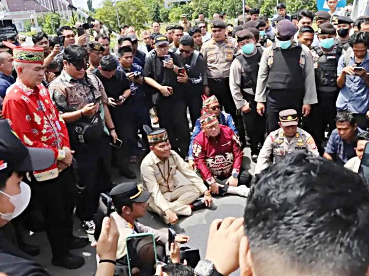 Temui Demonstran, Gubernur Kalteng Tegaskan Komitmen Pemprov Kawal Proses Pemulihan Sistem Kelistrikan