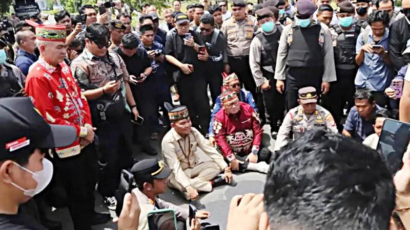 Temui Demonstran, Gubernur Kalteng Tegaskan Komitmen Pemprov Kawal Proses Pemulihan Sistem Kelistrikan