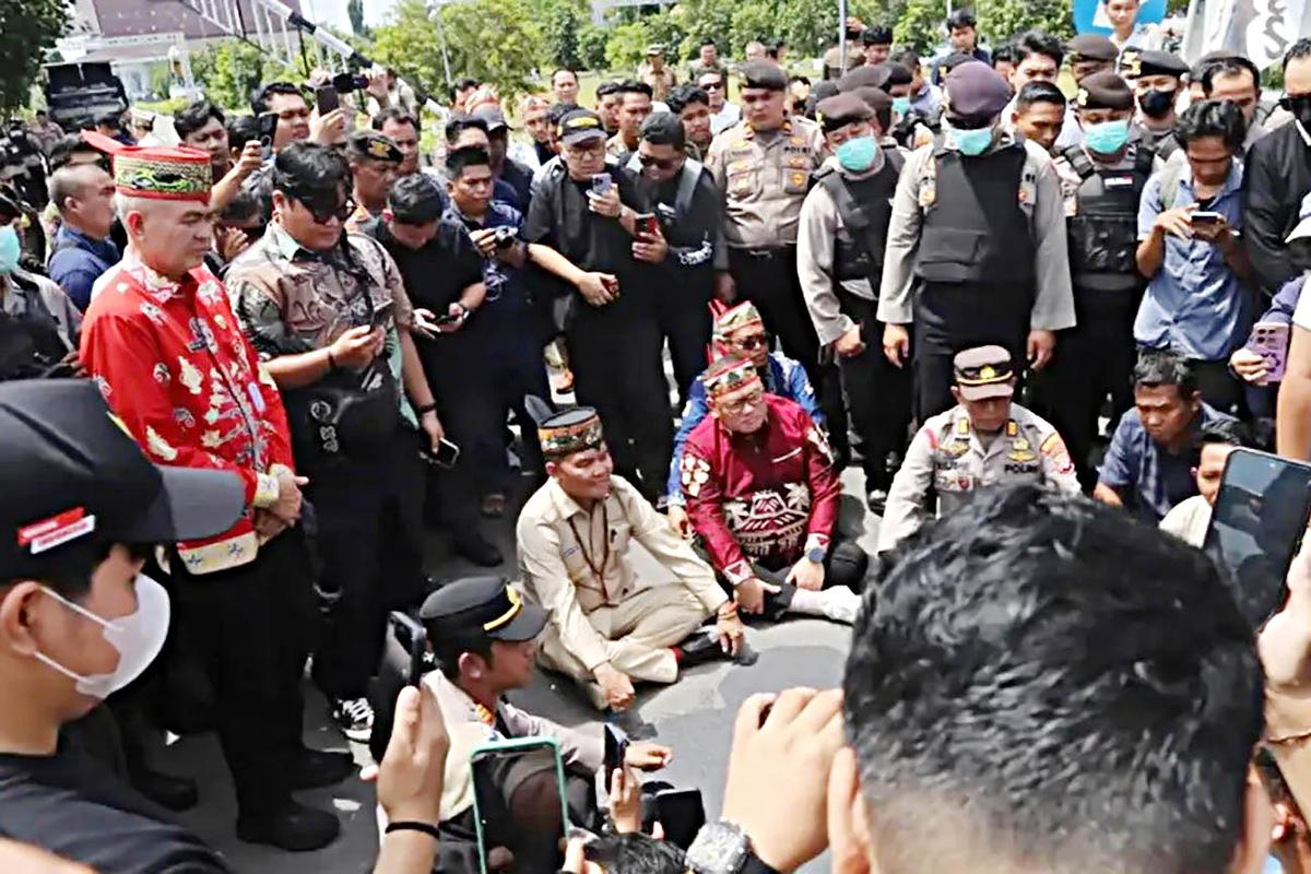 Temui Demonstran, Gubernur Kalteng Tegaskan Komitmen Pemprov Kawal Proses Pemulihan Sistem Kelistrikan